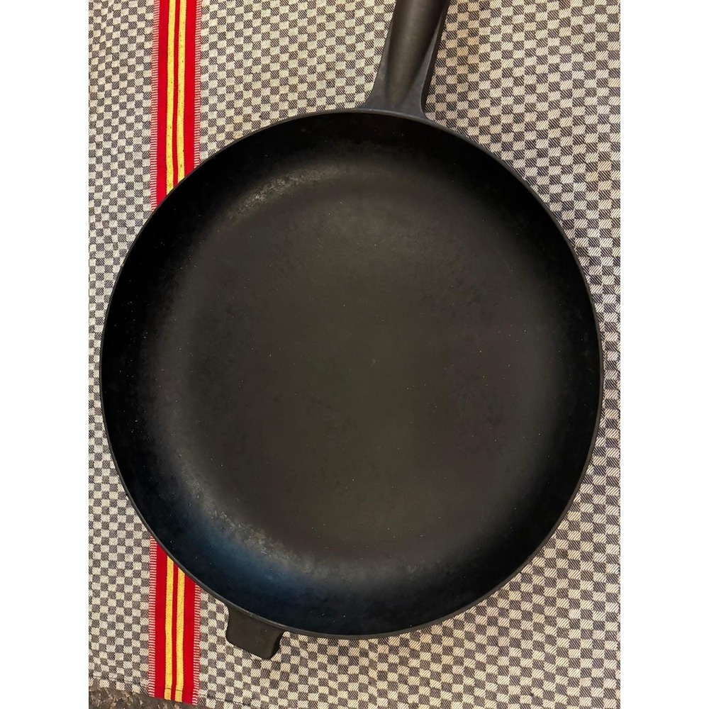 Le Creuset Enzo Mari Mama Skillet Black Cast Iron Wood Handle 26 cm - Picture 3 of 6